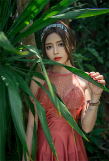家庭瑜伽女导师中字