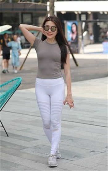 练瑜伽的母亲和教练3d