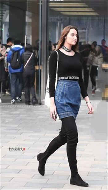 女的穿宽松背心签收快递