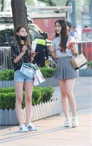 女性吃槟榔