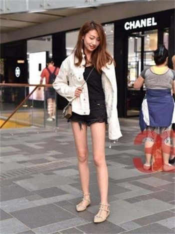 晚上办公室加班的小视频
