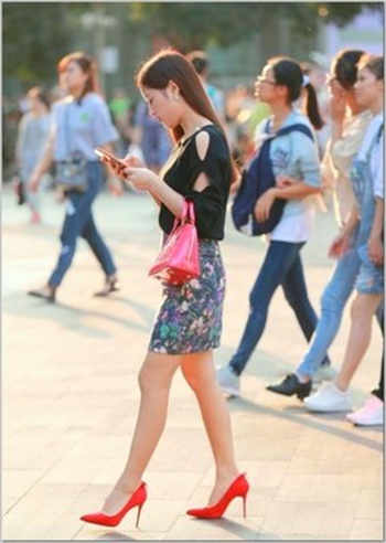 老婆跟别人聊天很暧昧