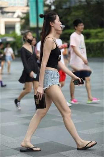 在丈夫的灵堂前被义子
